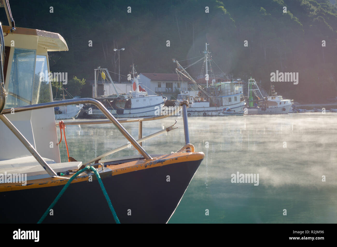 Kleines Fischerboot angedockt in einem kroatischen Fischerdorf Stockfoto