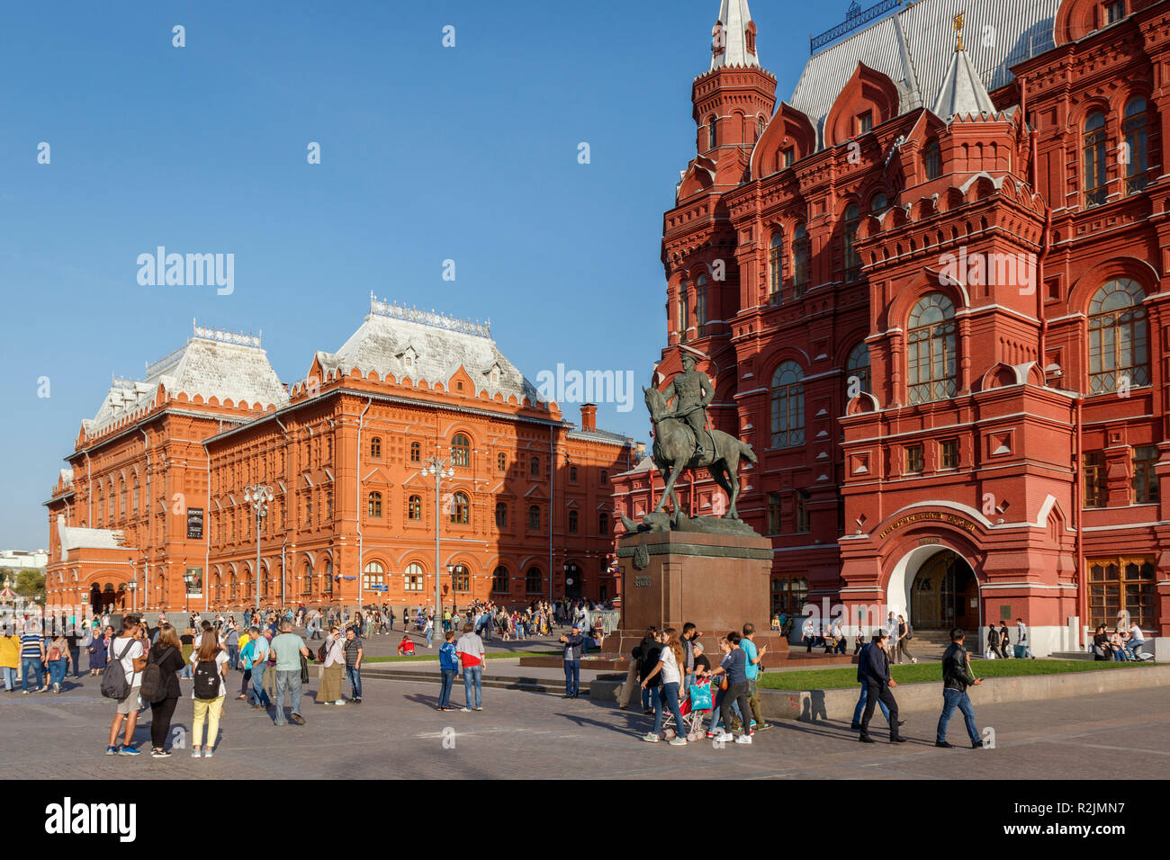 Die berühmte Statue von Marschall Schukow außerhalb der Vorderseite des Russischen Staatlichen Historischen Museum, Manezhnaya Quadrat, Moskau. Durch Vyacheslav Klykov Stockfoto