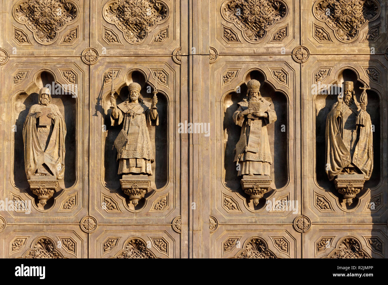 Religiöse Schnitzereien auf der vor kurzem umgebaut Russisch-orthodoxe Kathedrale von Christus dem Erlöser, Moskau, Russland. Stockfoto