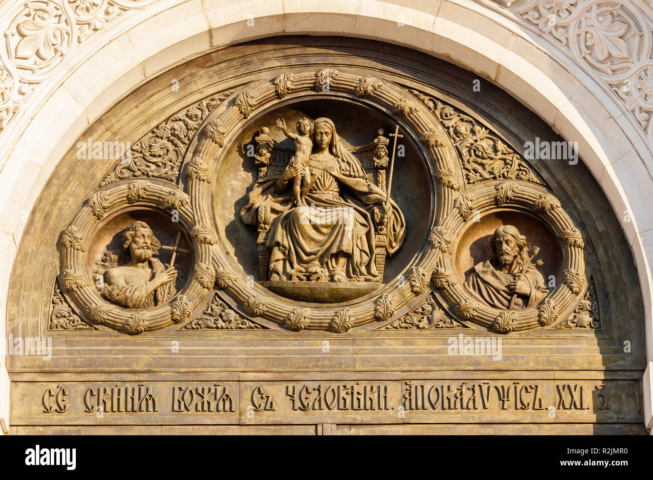 Religiöse Schnitzereien auf der vor kurzem umgebaut Russisch-orthodoxe Kathedrale von Christus dem Erlöser, Moskau, Russland. Stockfoto