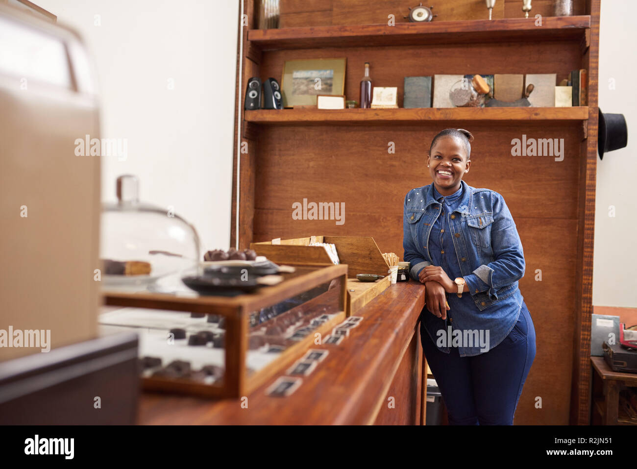 Lächelnd Unternehmer, um einen Counter in Ihre Schokolade shop Stockfoto