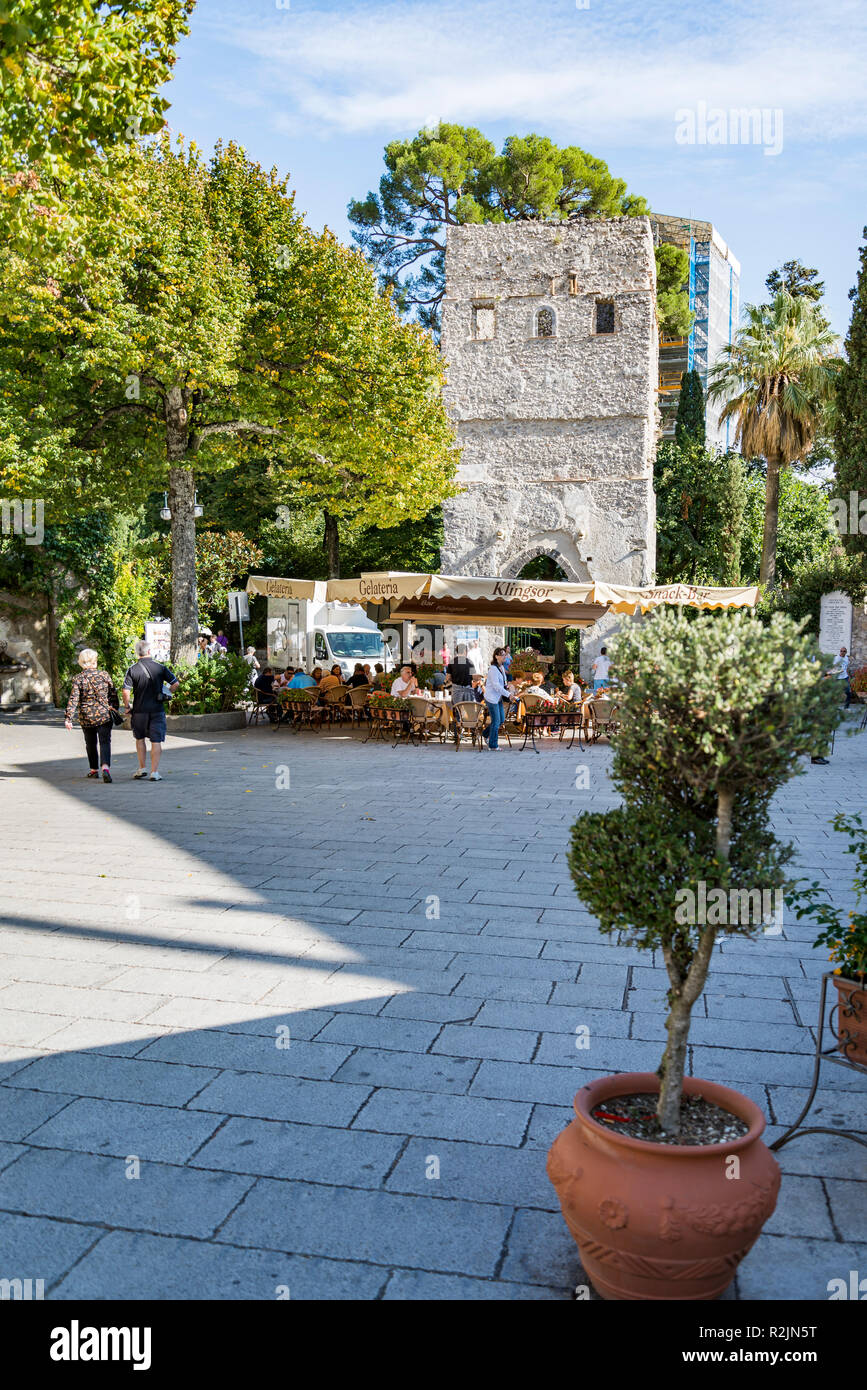 RAVELLO - 5. Oktober: Menschen und Touristen genießen Kaffee Zeit auf dem Hauptplatz am 5. Oktober 2014, in Ravello, Italien Stockfoto