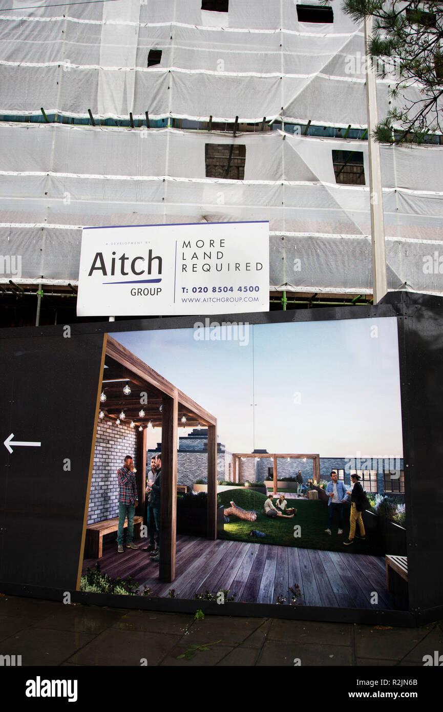 Hackney Wick. Entwicklung des neuen Gehäuses - ein Foto Werbung eine Wohnung neben einem Appell für mehr Seiten Stockfoto