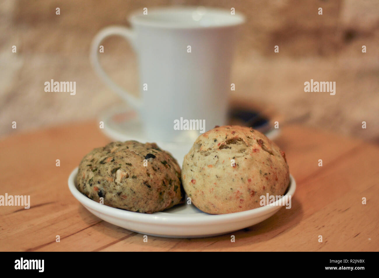 Kleine Oliven und Käse Gebäck serviert mit Kaffee Stockfoto