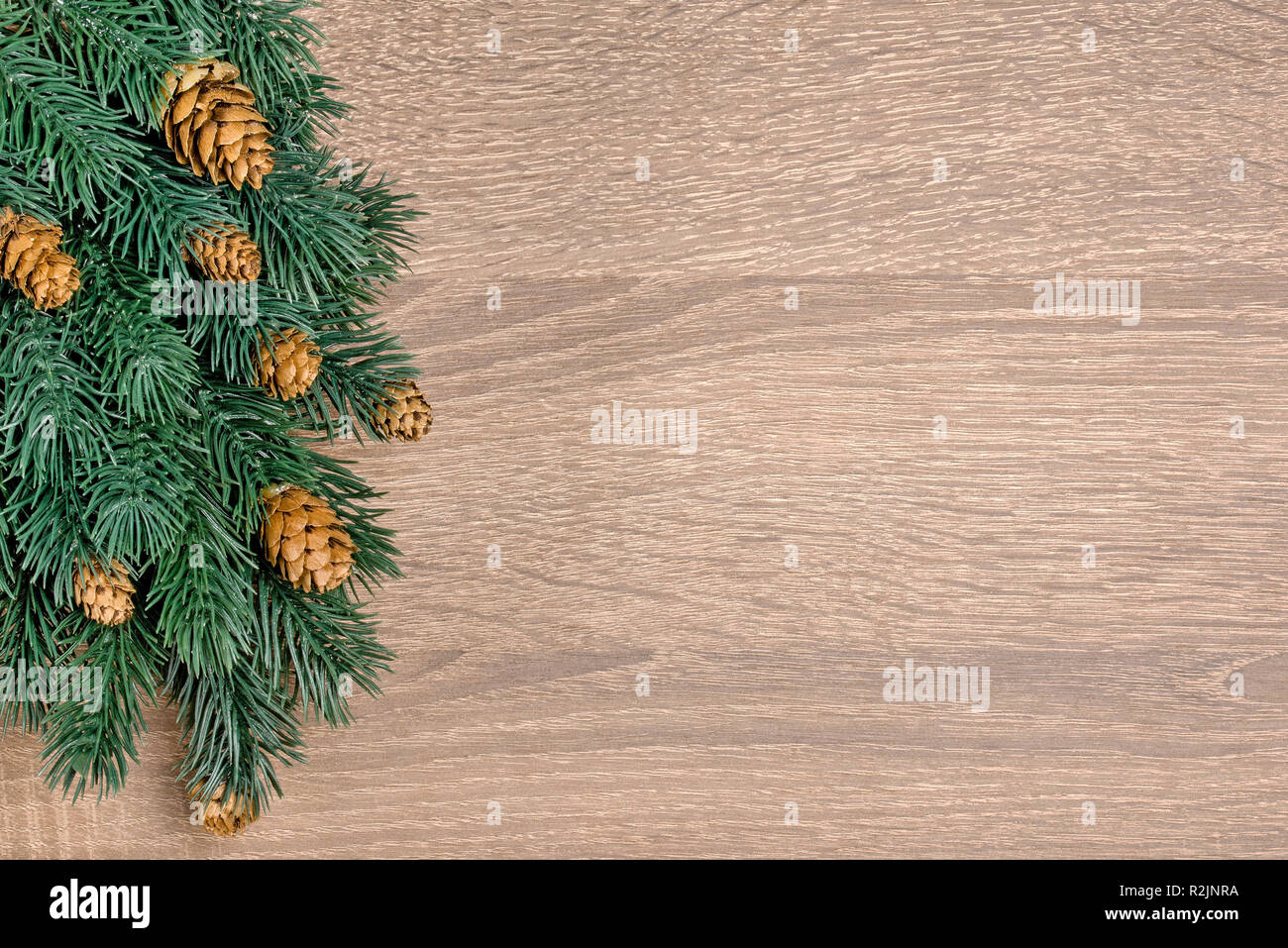 Weihnachtsbaum auf braunem Holz- Textur Hintergrund Stockfoto