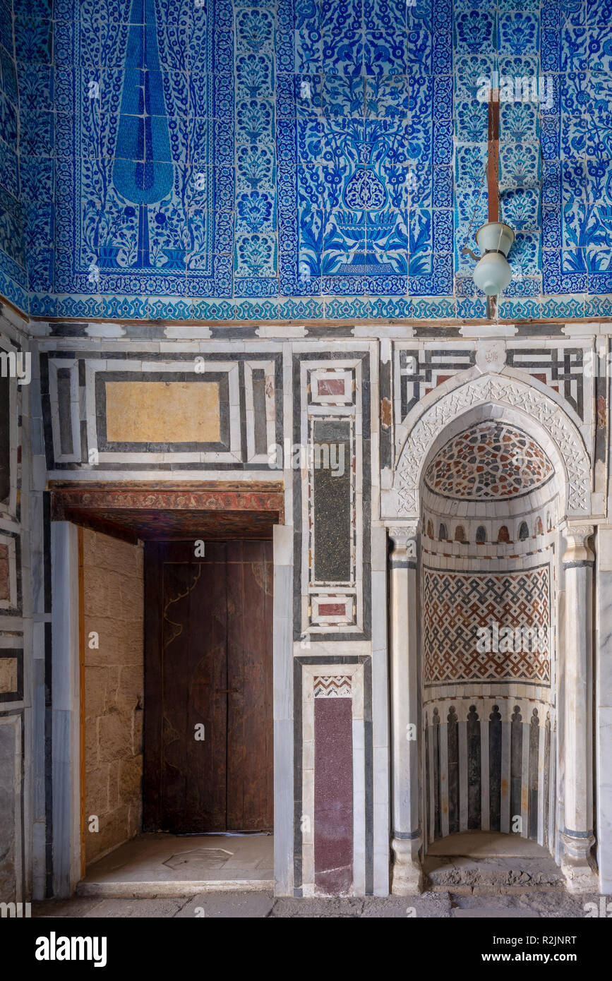 Marmor Wand mit mihrab (Embedded Nische) am Grab von Ibrahim Aga von Aqsunqur Mustahfizan, Moschee (Blaue Moschee), Bab El Wazir Bezirk, alte Kairo, Stockfoto