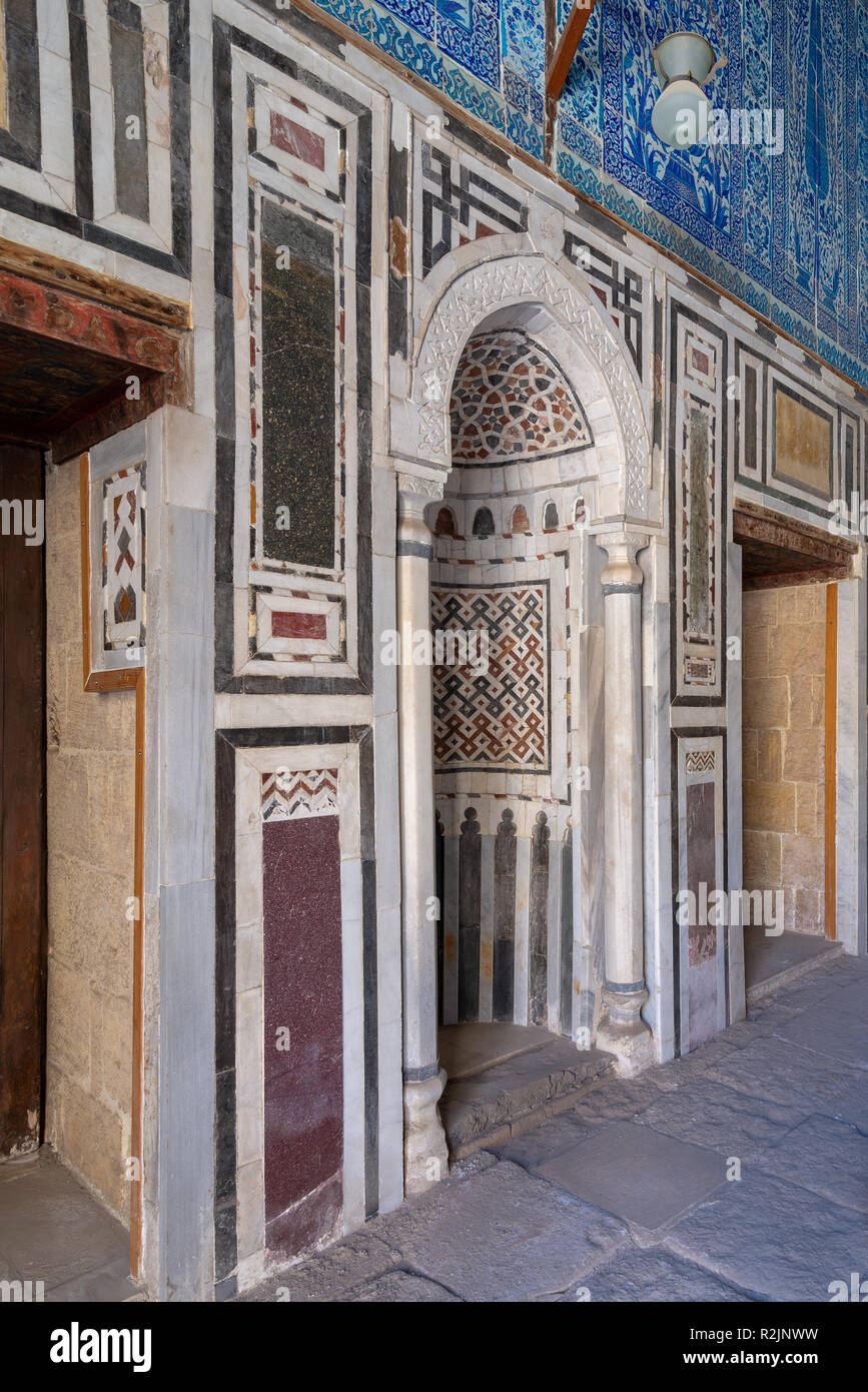 Marmor Wand mit mihrab (Embedded Nische) am Grab von Ibrahim Aga von Aqsunqur Mustahfizan, Moschee (Blaue Moschee), Bab El Wazir Bezirk, alte Kairo Stockfoto