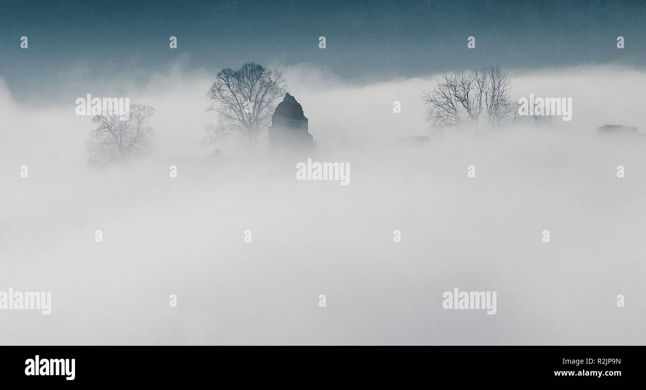 Hohenurach im Nebel Stockfoto