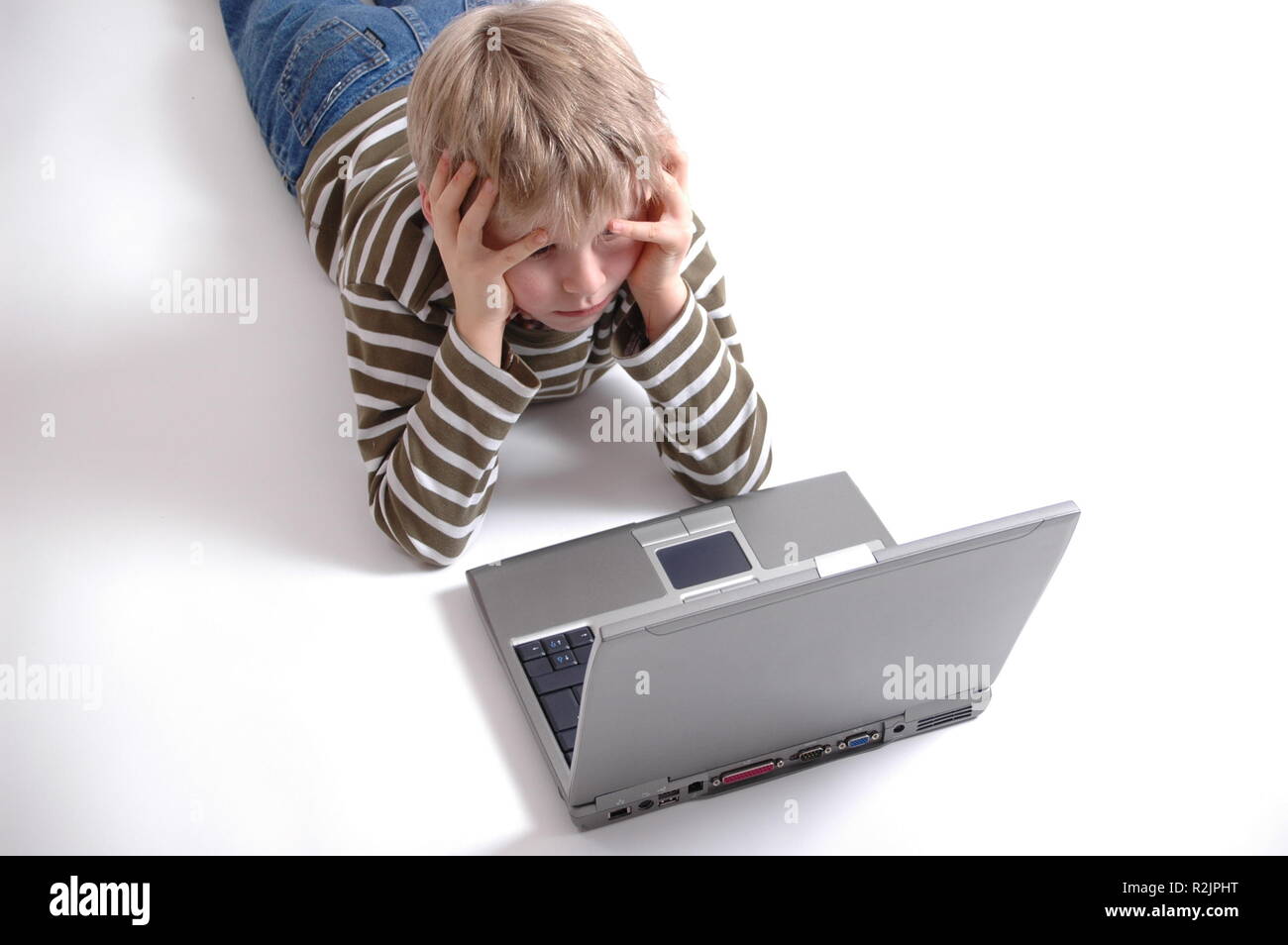 Kind auf laptop Stockfoto