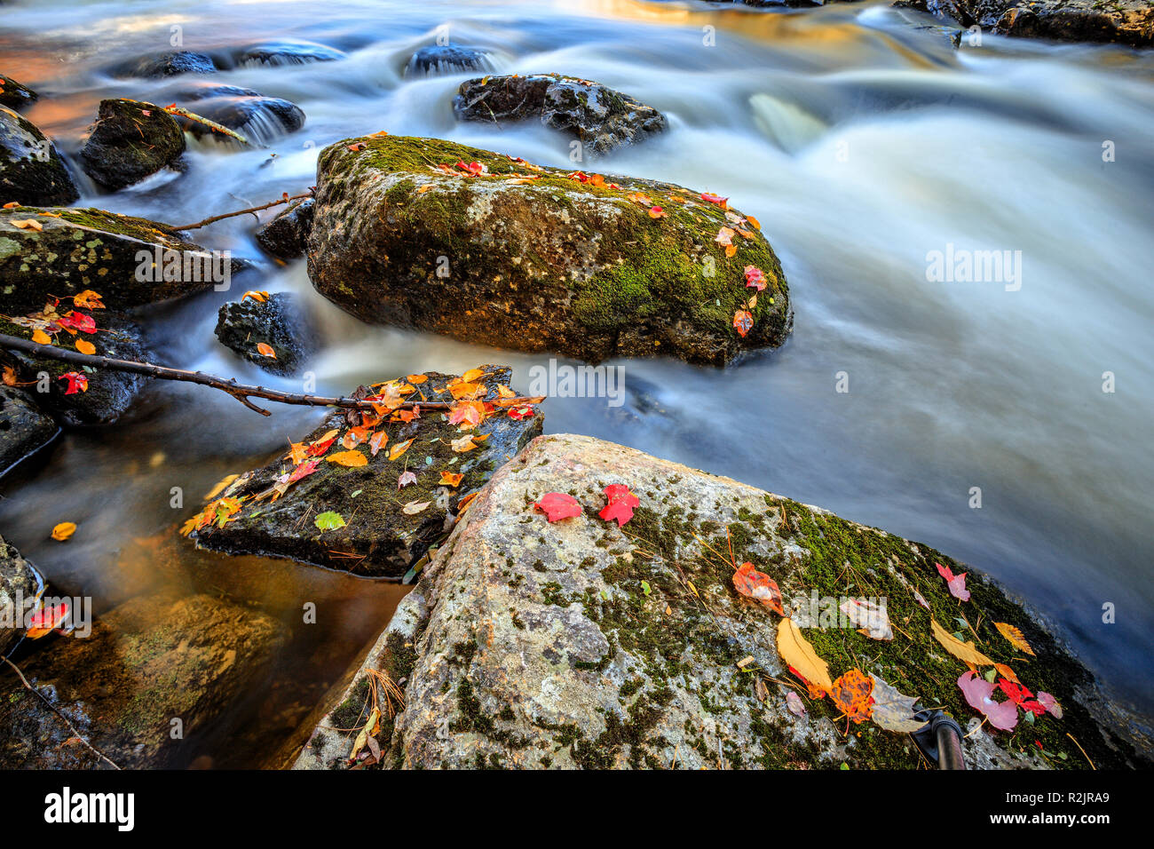 Warner Fluss über Felsen unterhalb der Waterloo überdachte Brücke Warner, New Hampshire. Stockfoto