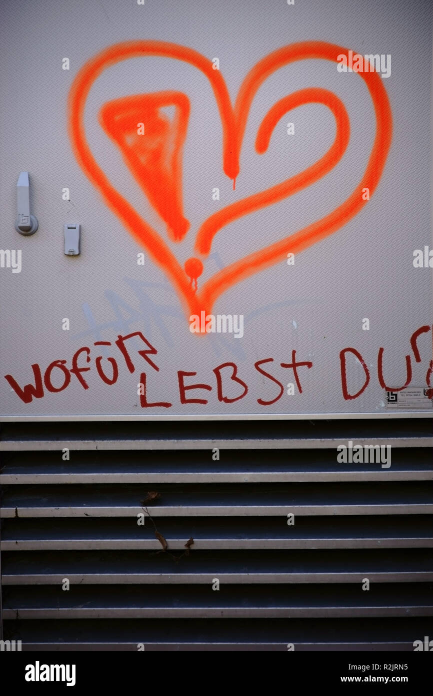 Graffiti eines Herzens mit einem Slogan oder der Frage nach dem Sinn: Für das, was Sie leben, unterstrichen, Stockfoto