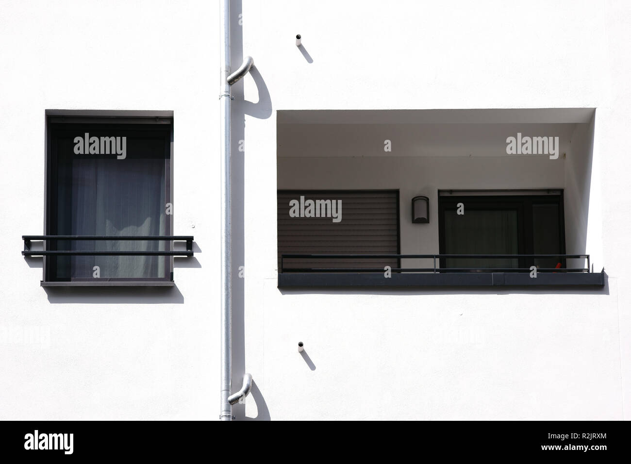 Ein neues, modernes Balkon einer Wohnung einer Wohnung Gebäude mit einer weißen Fassade, Stockfoto