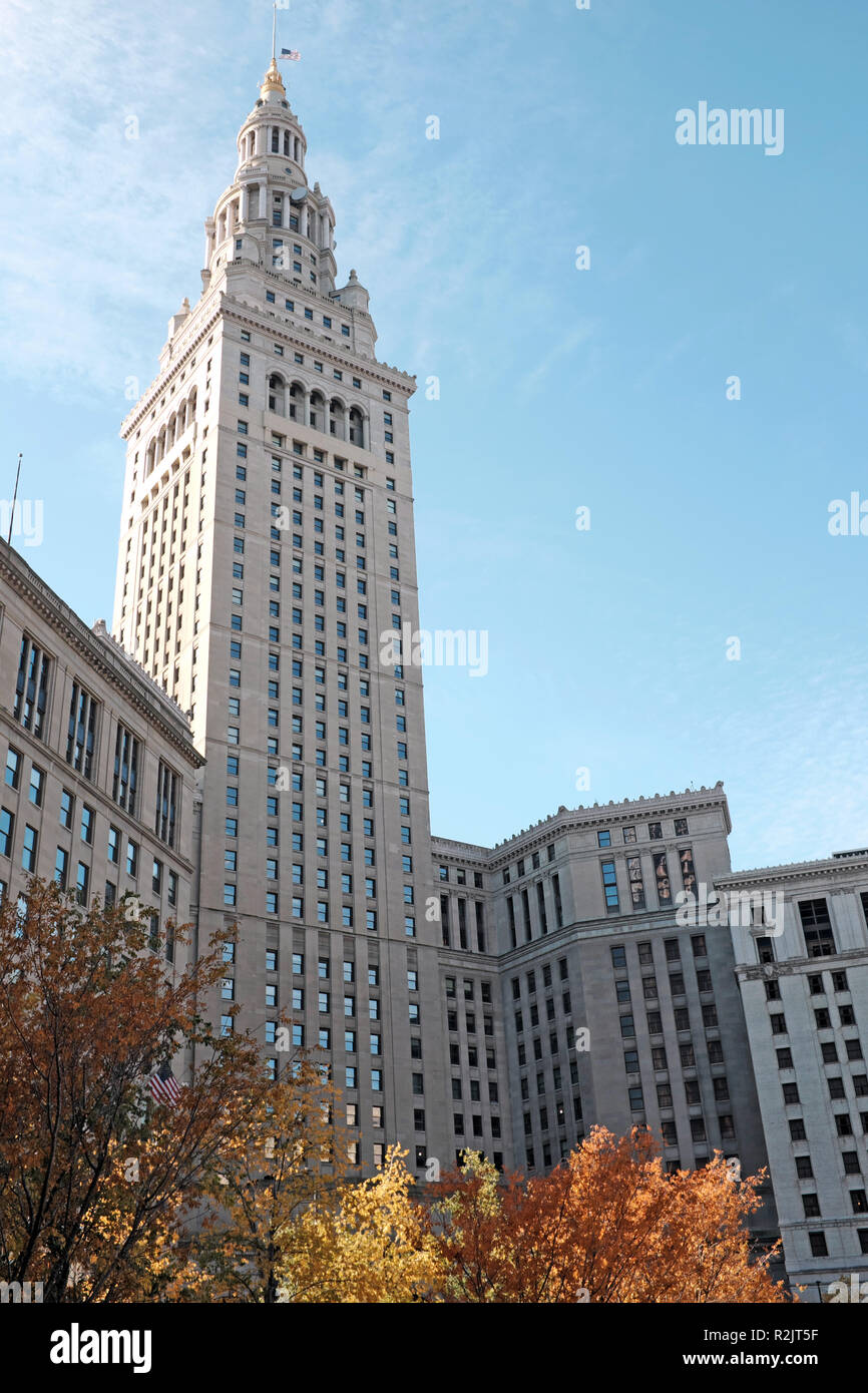 Ein Cleveland Wahrzeichen, der Terminal Tower, ist Teil der Tower City Center auf einen öffentlichen Platz in der Innenstadt von Cleveland, Ohio, USA im Herbst gezeigt. Stockfoto