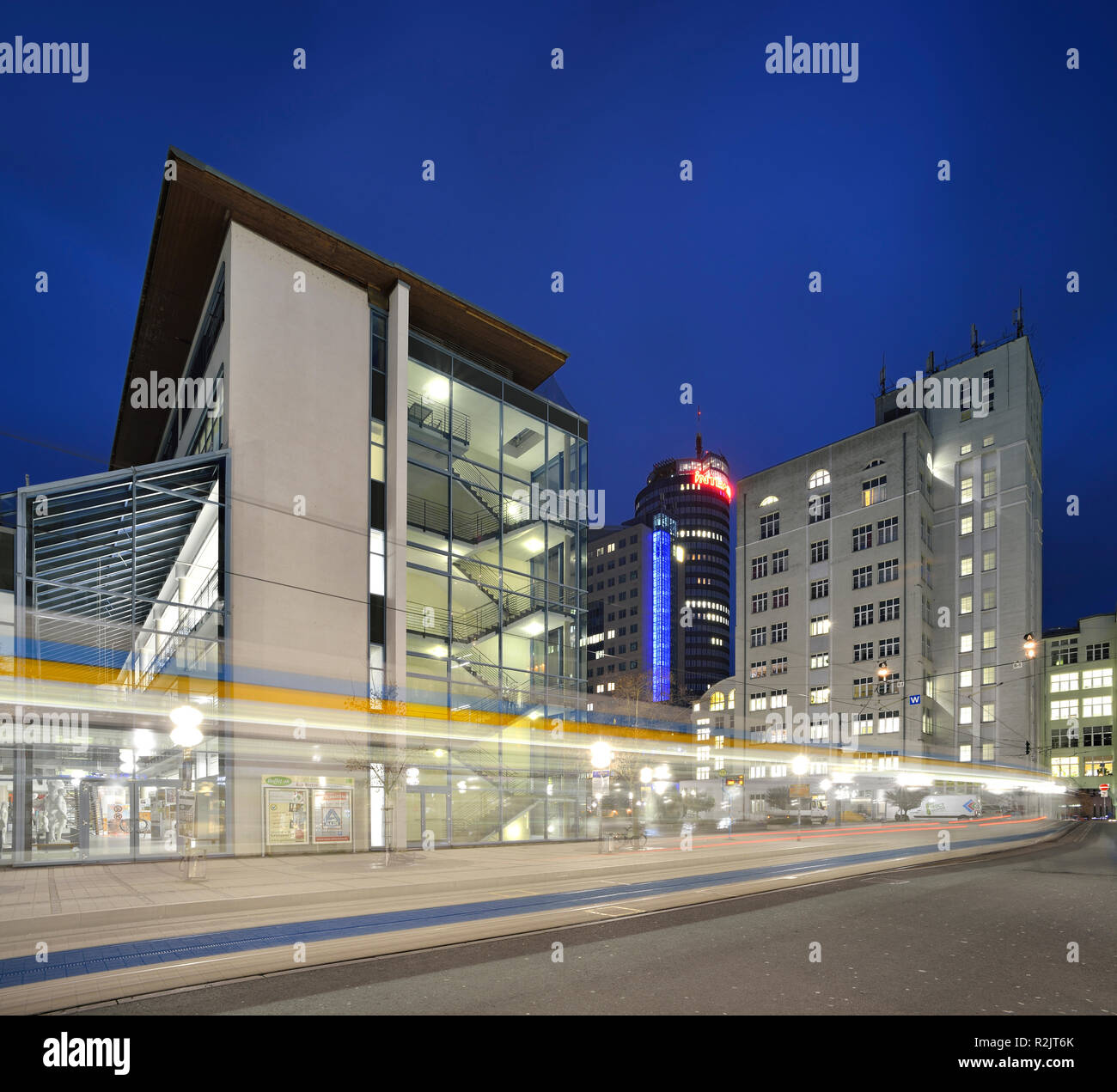 Deutschland, Thüringen, Jena, Ernst-Abbe-Platz, Night Shot mit leichten Spuren der Straßenbahn, Wolkenkratzer, hinter der Jen-tower Stockfoto