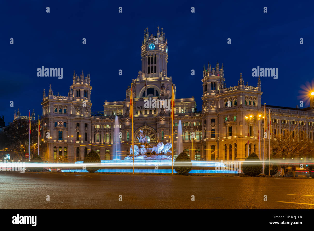 Madrid - Plaza de Cibeles mit Springbrunnen und Abbildung der Göttin Cibele und ihre Lion angetriebenen Wagen, hinter Palacio de Cibeles, der Post, der Sitz von Th Stockfoto