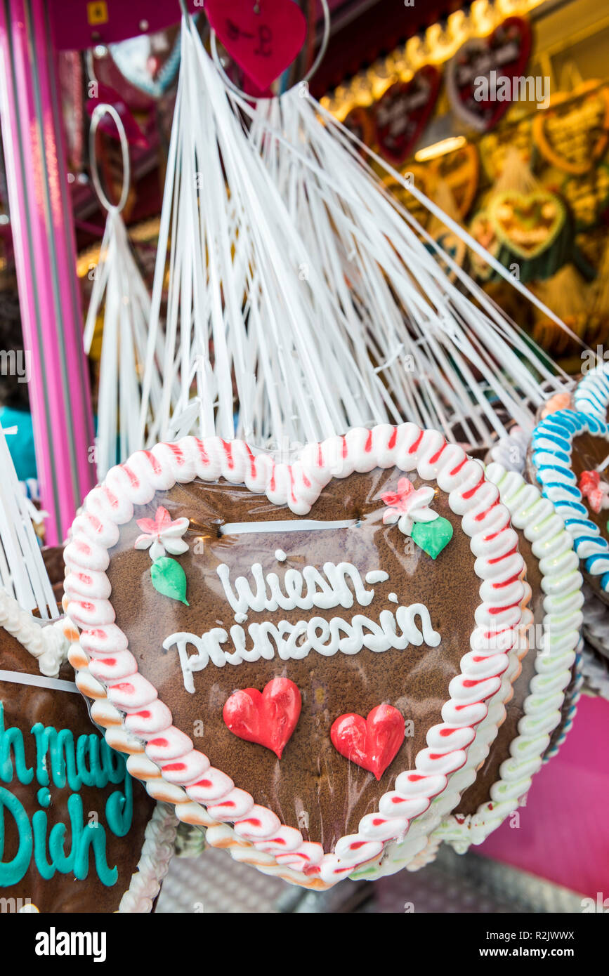 Riesige Lebkuchenherz mit der Aufschrift Wiesnprinzessin, München, Oktoberfest Stockfoto