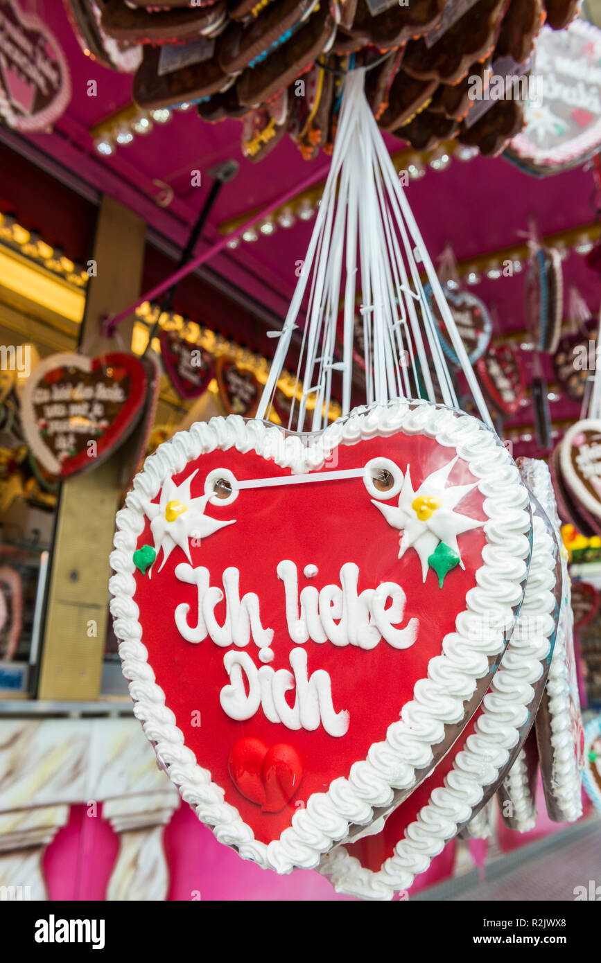 Red Giant Lebkuchenherz mit der Aufschrift Ich liebe dich, München, Oktoberfest Stockfoto