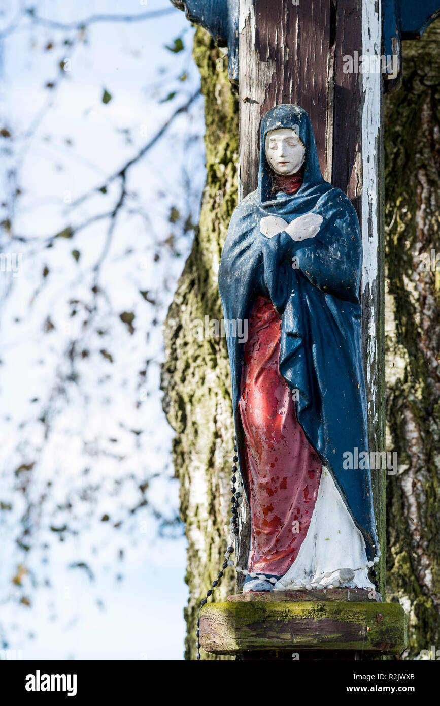 Verwitterte Statue der Jungfrau Maria an einem Scheideweg, Oberbayern, Bayern, Deutschland, Europa Stockfoto