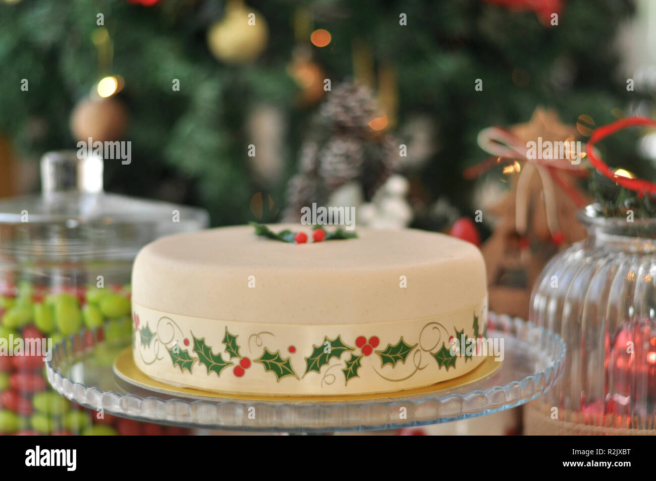 Köstliche Marzipan Weihnachten Kuchen mit Weihnachtsschmuck Stockfoto
