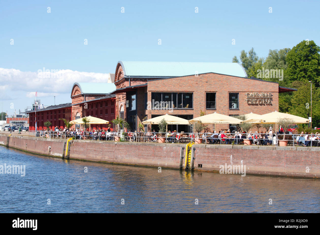 Cafe Bar Celona in einem alten Hafen an der Trave Ufer, Lübeck
