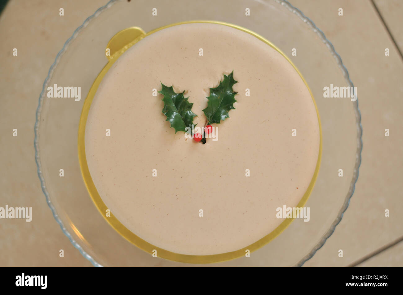 Köstliche Marzipan Weihnachten Kuchen mit Weihnachtsschmuck Stockfoto