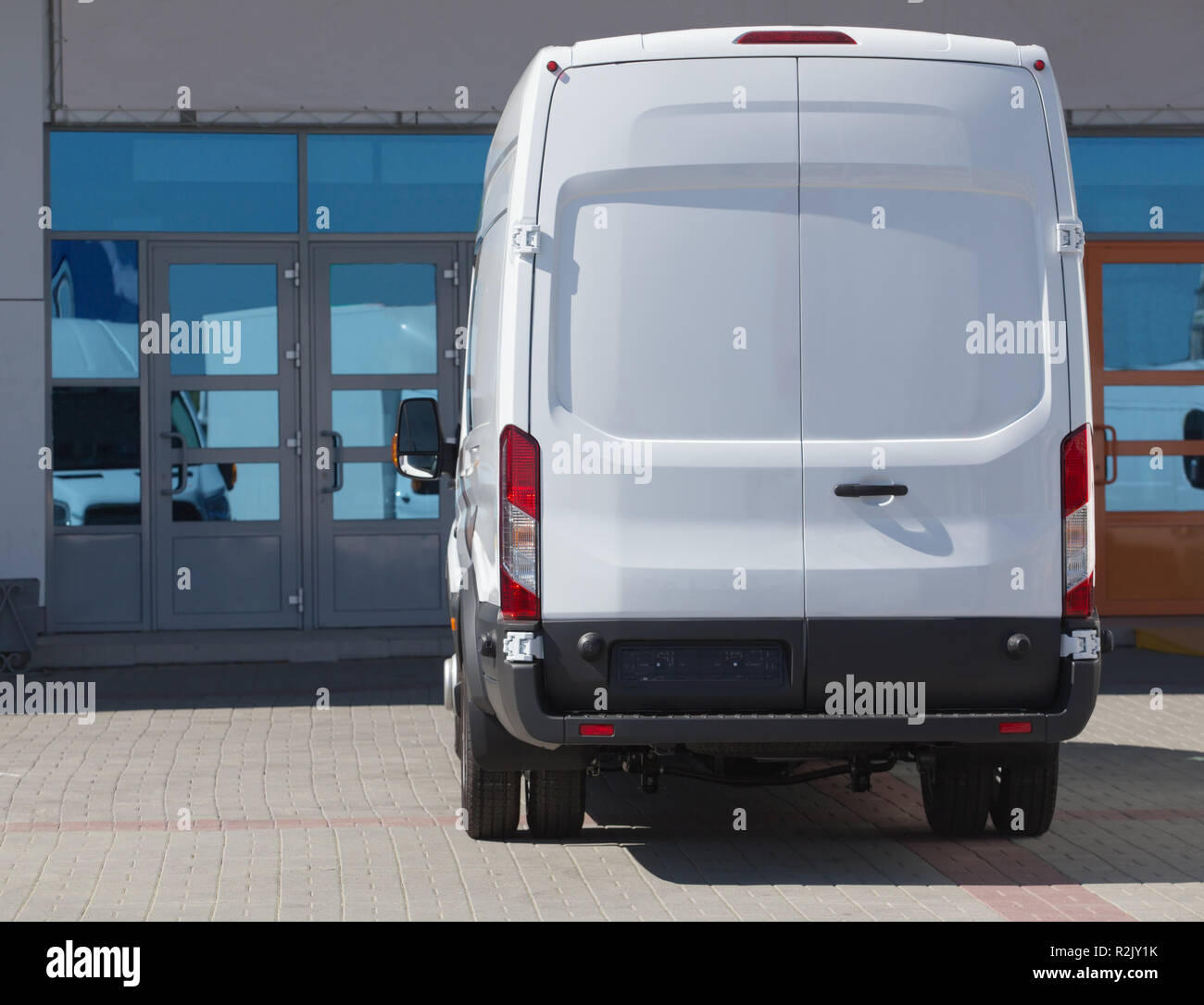 Weißen Kleinbus in Stadt Straße geparkt Stockfoto