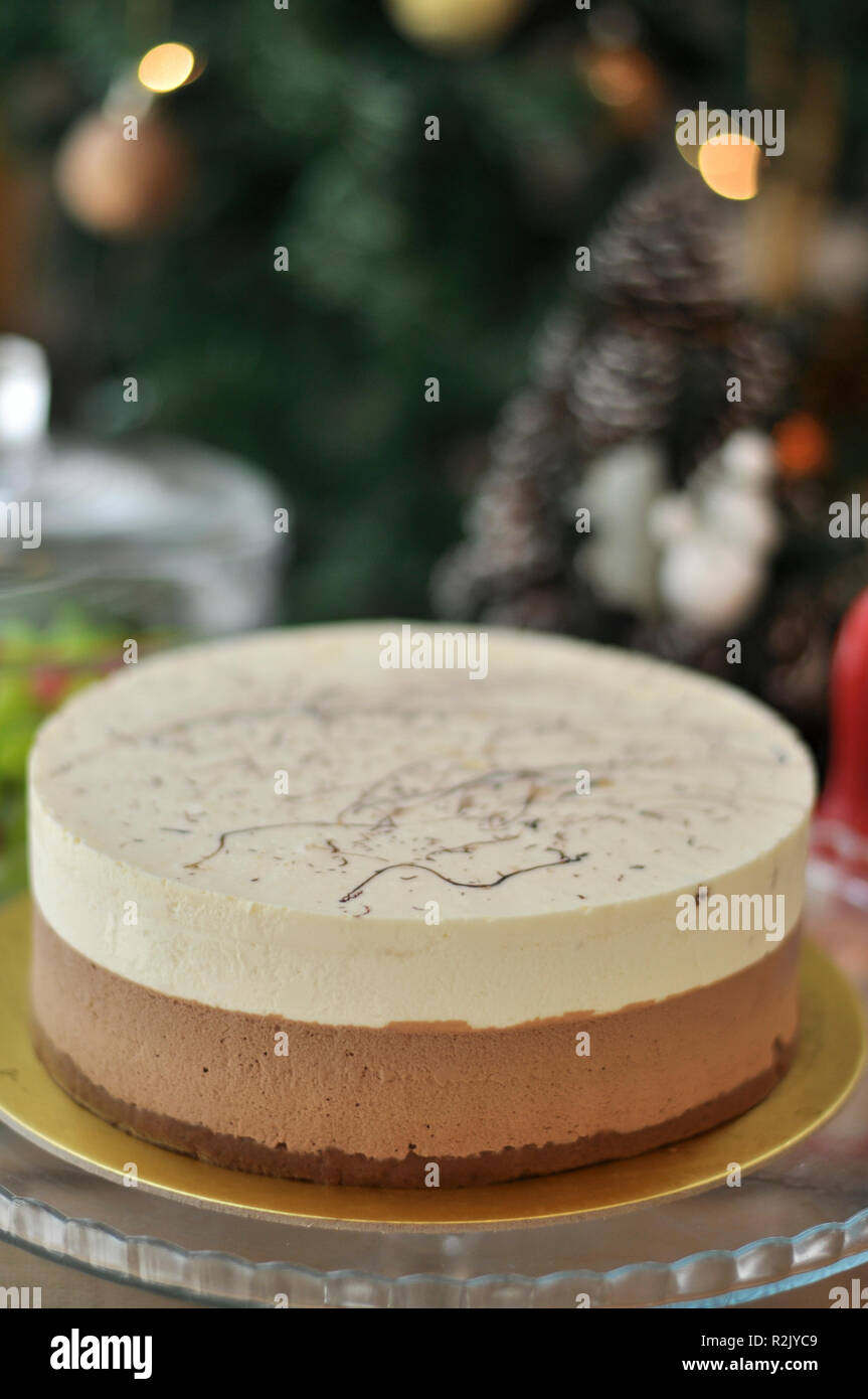 Frische leckere Cappuccino Torte mit Schokolade Dressing auf die Oberseite mit Weihnachten Dekoration Stockfoto