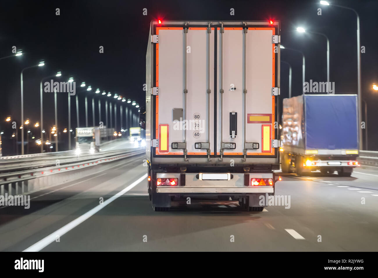 Lkw bewegen auf einer Nacht beleuchtete Autobahn Stockfoto