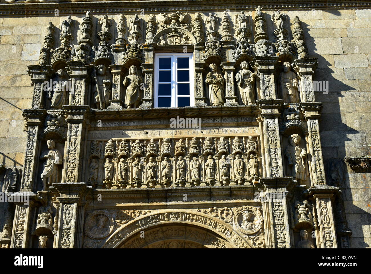 Santiago de Compostela, Spanien. Plateresken stil Probe in Obradoiro Square in der Nähe der Kathedrale. Katholischen Monarchen Krankenhaus. Stockfoto