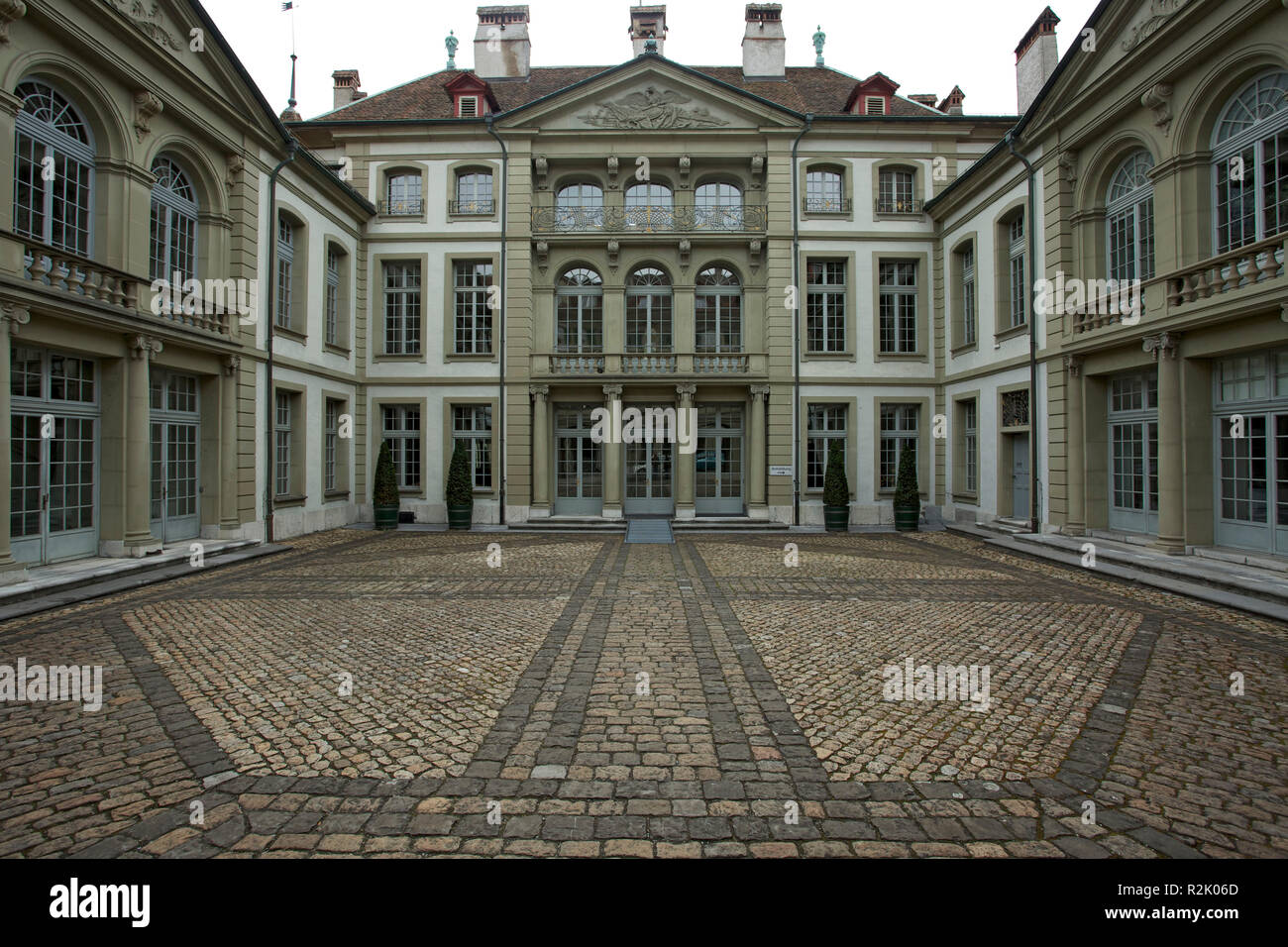 Innenhof der 1705-06 erbaute City Palace" Beatrice von wattenwyl" (ehemalige Frischinghaus) in der Junkerngasse 59 in Bern. Es ist ein repräsentatives Gebäude für Empfänge des Schweizerischen Bundesrates. Stockfoto