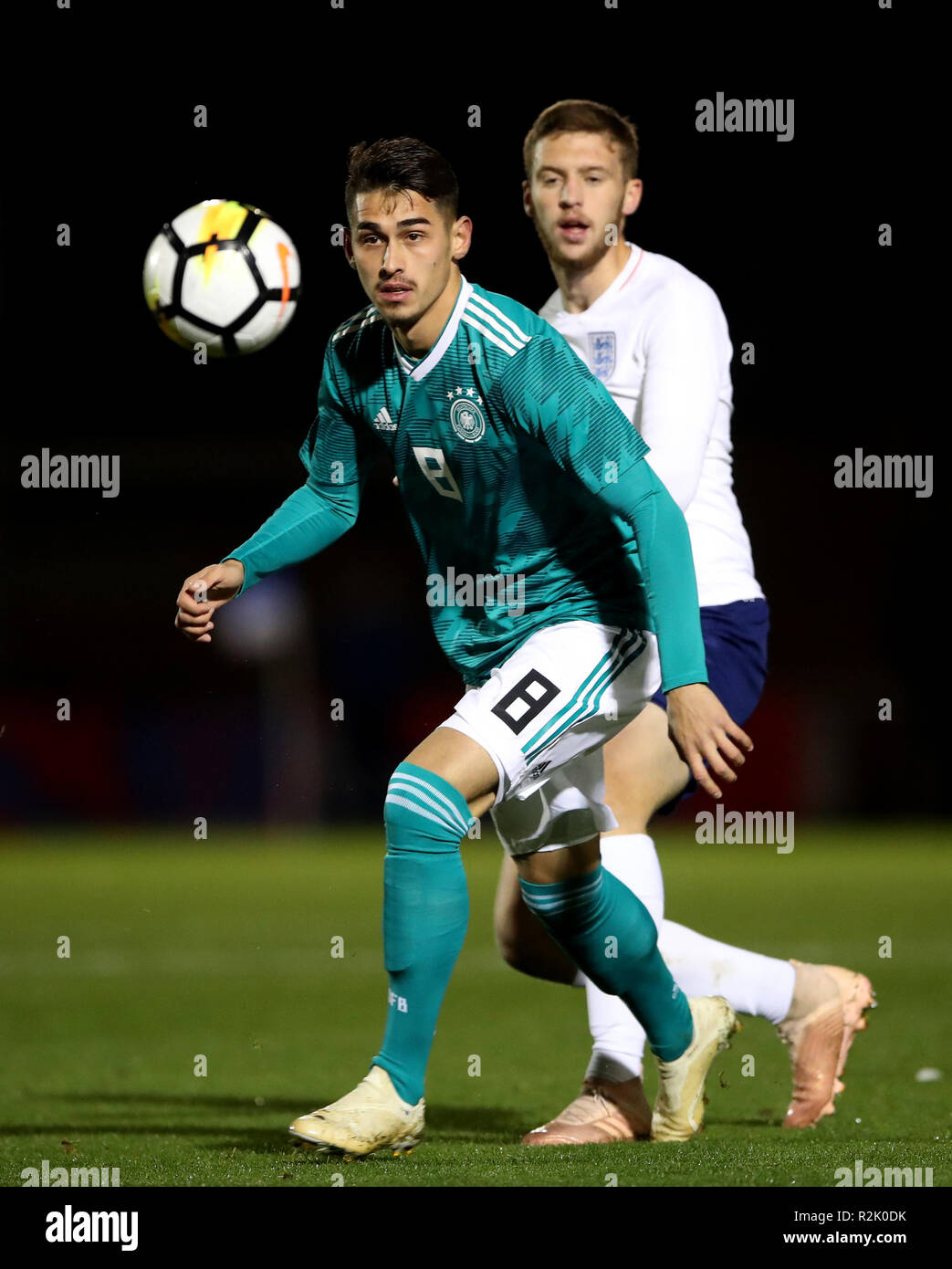 Der Engländer Sam Feld (rechts) und Deutschlands Meritan Shabani Kampf um den Ball während der internationalen Match am JobServe Gemeinschaft Stadium, Colchester. Stockfoto