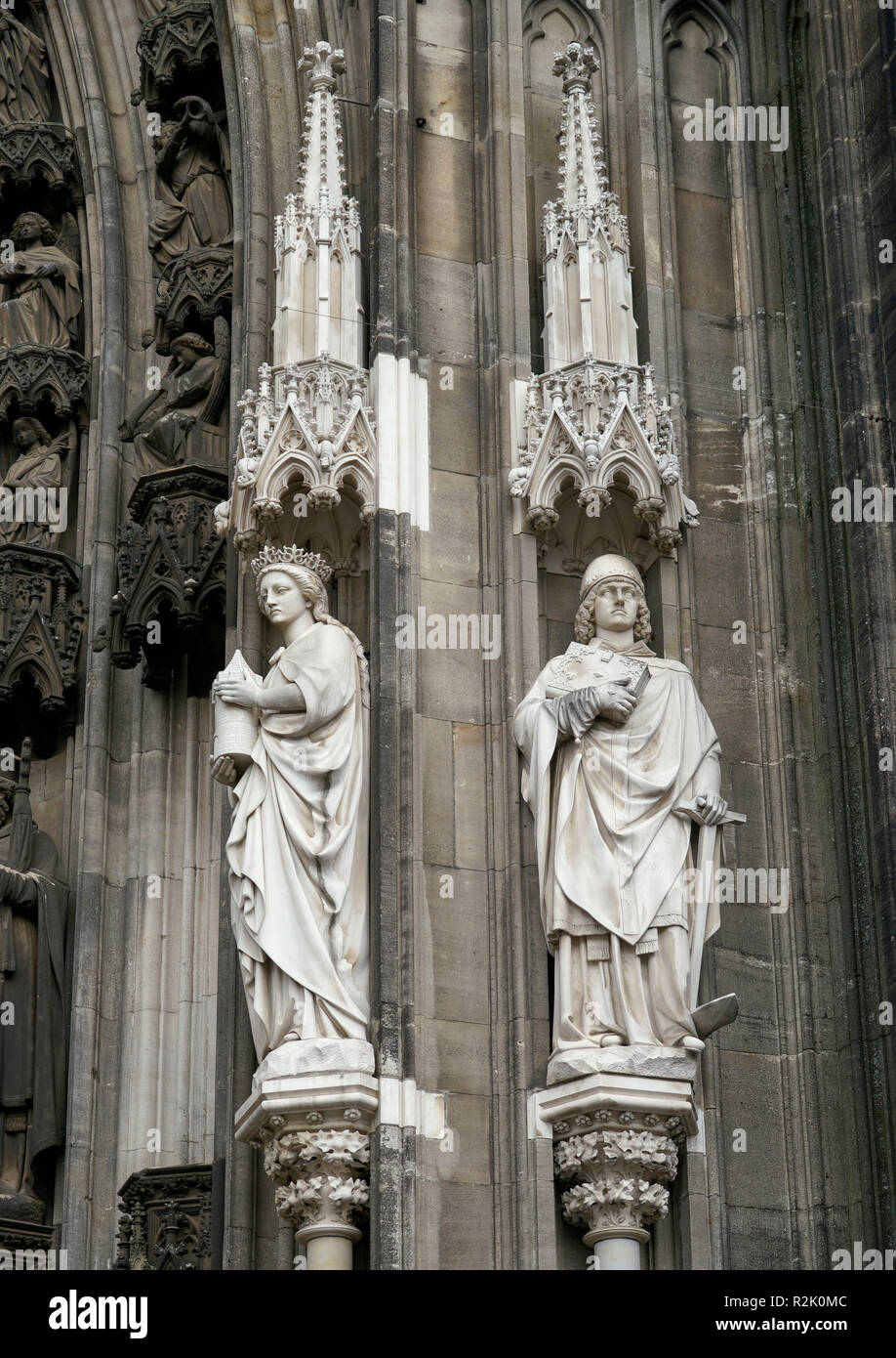 gotisches-portal-k-lner-dom-fotos-und-bildmaterial-in-hoher-aufl-sung