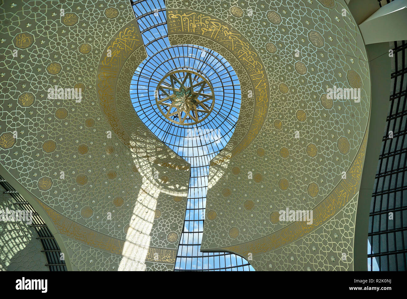 Deutschland, Nordrhein-Westfalen, Köln, New DITIB-Zentralmoschee in Köln-Ehrenfeld, Inside, Kuppel Stockfoto