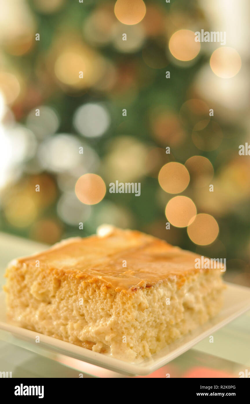 Leckere frisch gebackene milchig Kuchen mit Weihnachtsbaum und bokehs auf Foto Stockfoto