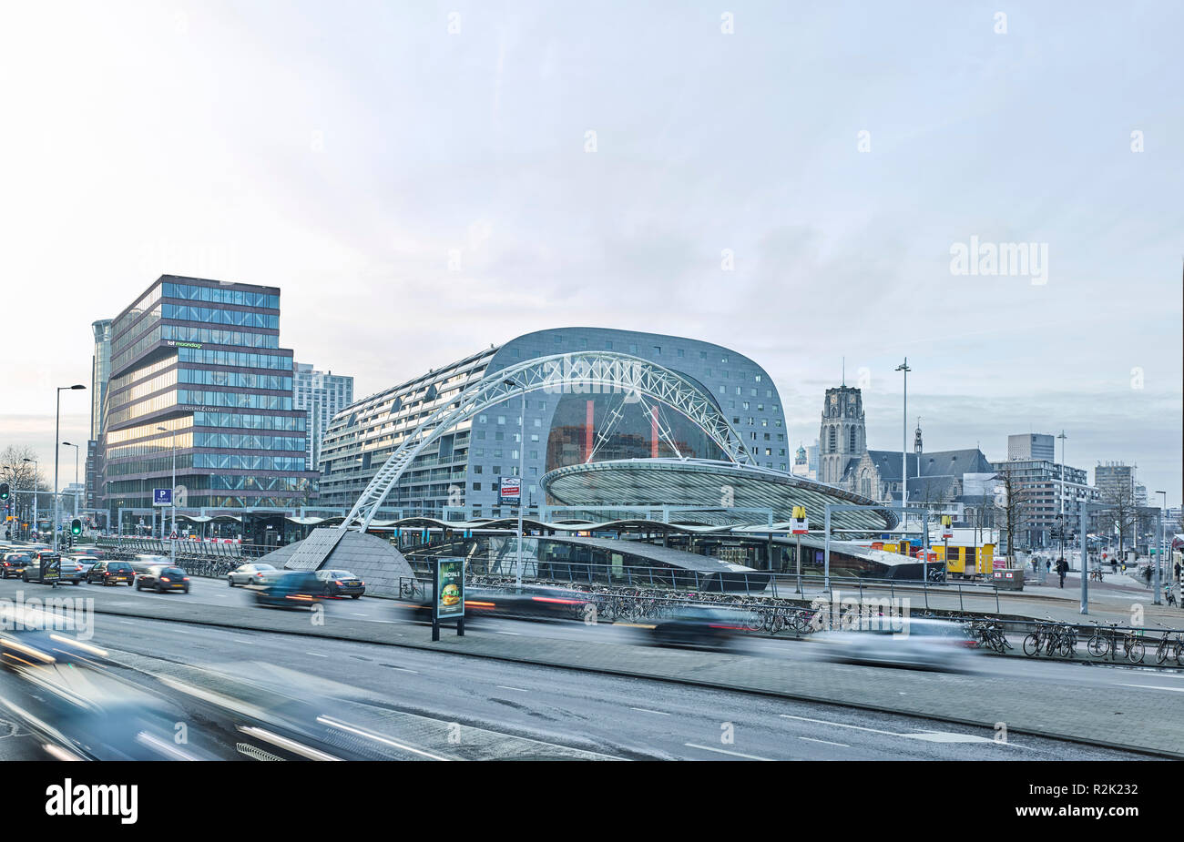 Markthalle in Binnenrotte, rechts im Hintergrund die Laurens Kirche, das älteste Gebäude der Stadt Stockfoto