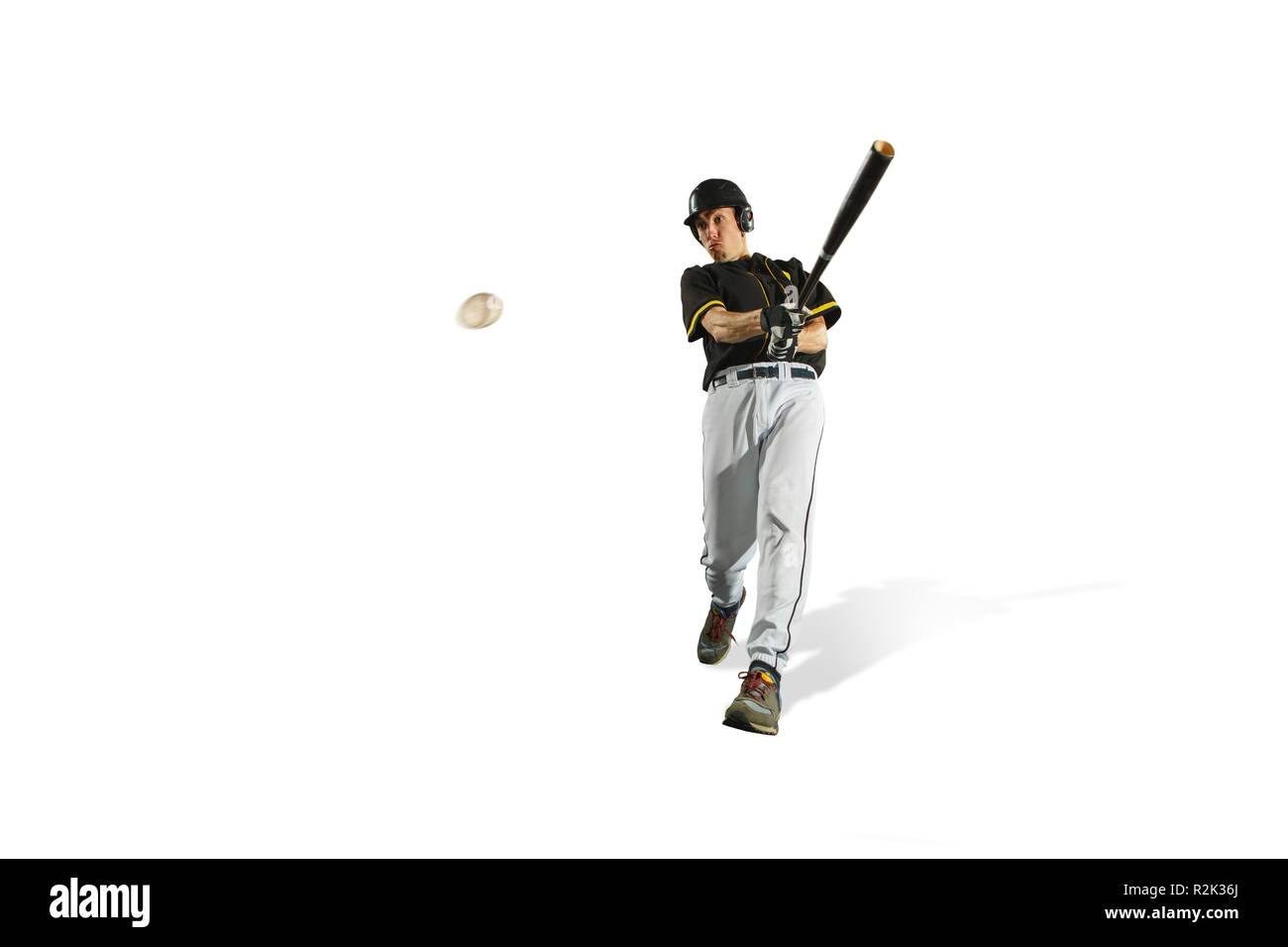 Die kaukasischen Mann Baseball Spieler spielt im Studio. Silhouette auf weißem Hintergrund Stockfoto