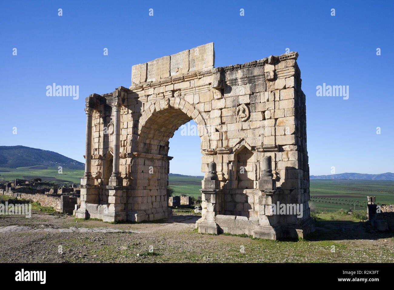Marokko, römischen Ruinen von Volubilis, Caracalla Triumphbogen, Stockfoto