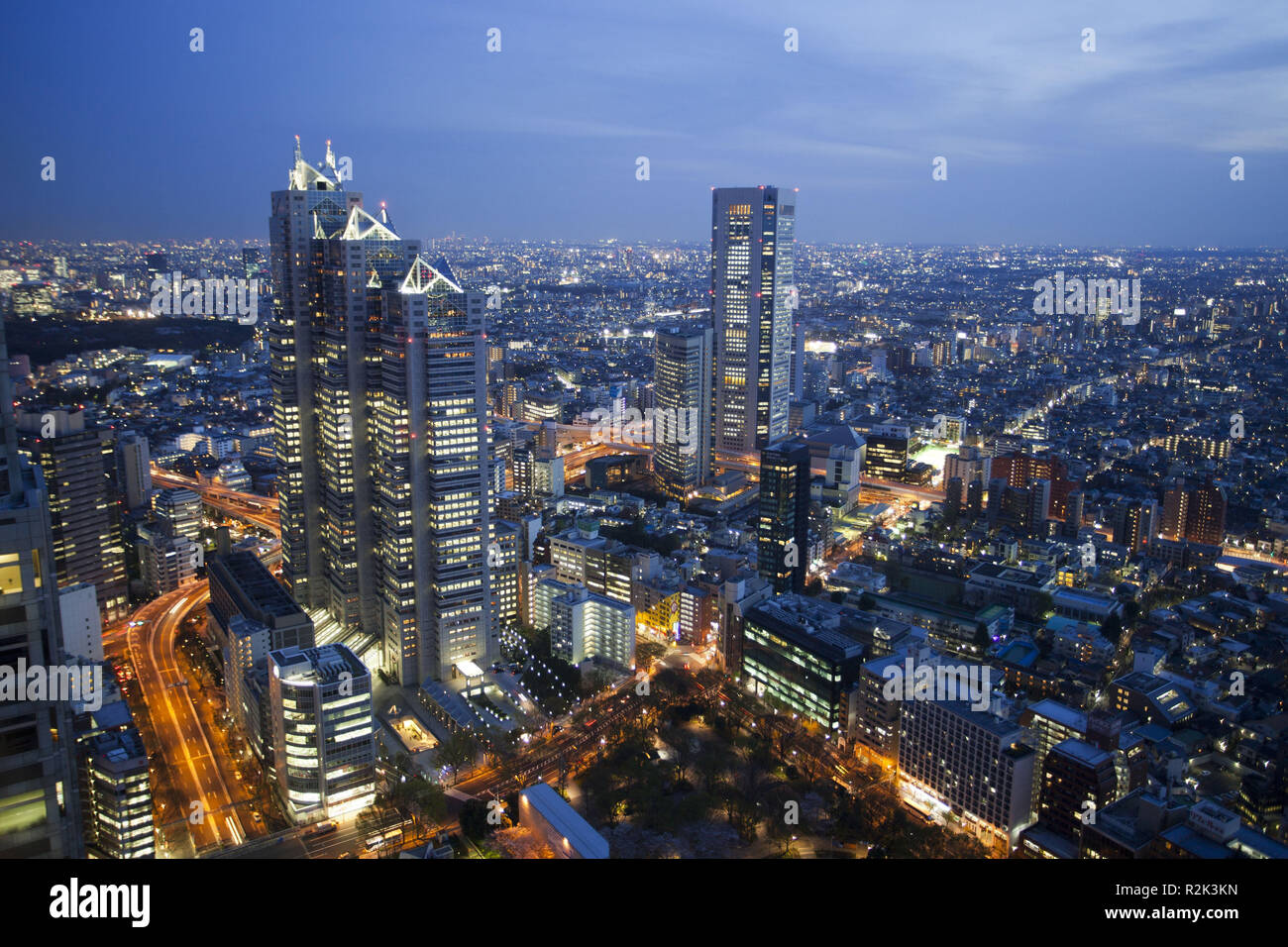 Japan, Tokio, Operaza Gebäude, am Abend, Stockfoto