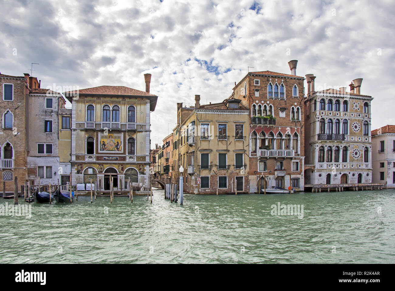 Blick auf schöne Gebäude, Gondeln, Brücken und Kanäle in Venedig Stockfoto