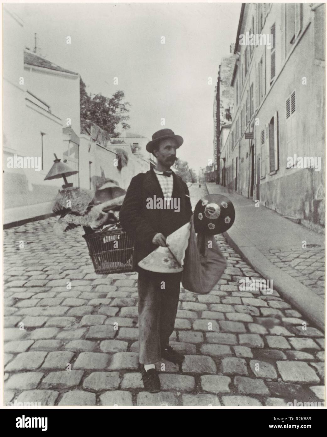 Marchand Abat-Jours. Artist: Eugène Atget (Französisch, Libourne 1857-1927 Paris). Datum: 1899-1900, Gedruckt 1956. Museum: Metropolitan Museum of Art, New York, USA. Stockfoto