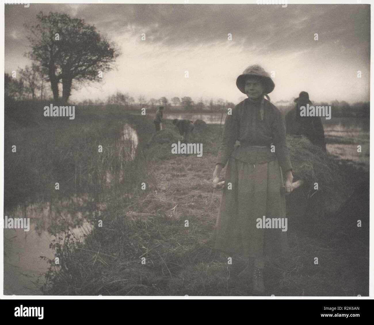 Polung der Sumpf Heu. Artist: Peter Henry Emerson (Briten, geboren in Kuba, 1856-1936). Abmessungen: Bild: 23,2 x 29 cm (9 1/8 x 11 7/16 in.) Mount: 28,6 x 40,9 cm (11 1/4 x 16 1/8 in.) Datenblatt ((Interleaving Platte Blatt)): 28 x 40,7 cm (11 x 16 in.). Datum: 1886. S. H. Emerson's Buch des Lebens und der Landschaft auf den Norfolk Broads", in dem dieses Bild war einer von 40 Platten, war die erste Demonstration der Naturalismus, dass er für die Fotografie befürwortet. Während der Suche nach das gleiche Ziel wie seine ideologischen gegenüber, H. S. Robinson - Anerkennung der Fotografie als Kunst - Emerson zog seine Themen Stockfoto