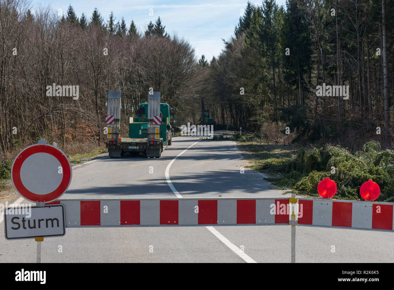 Geschlossenes land Straße, nach einem Sturm gesperrt Stockfoto