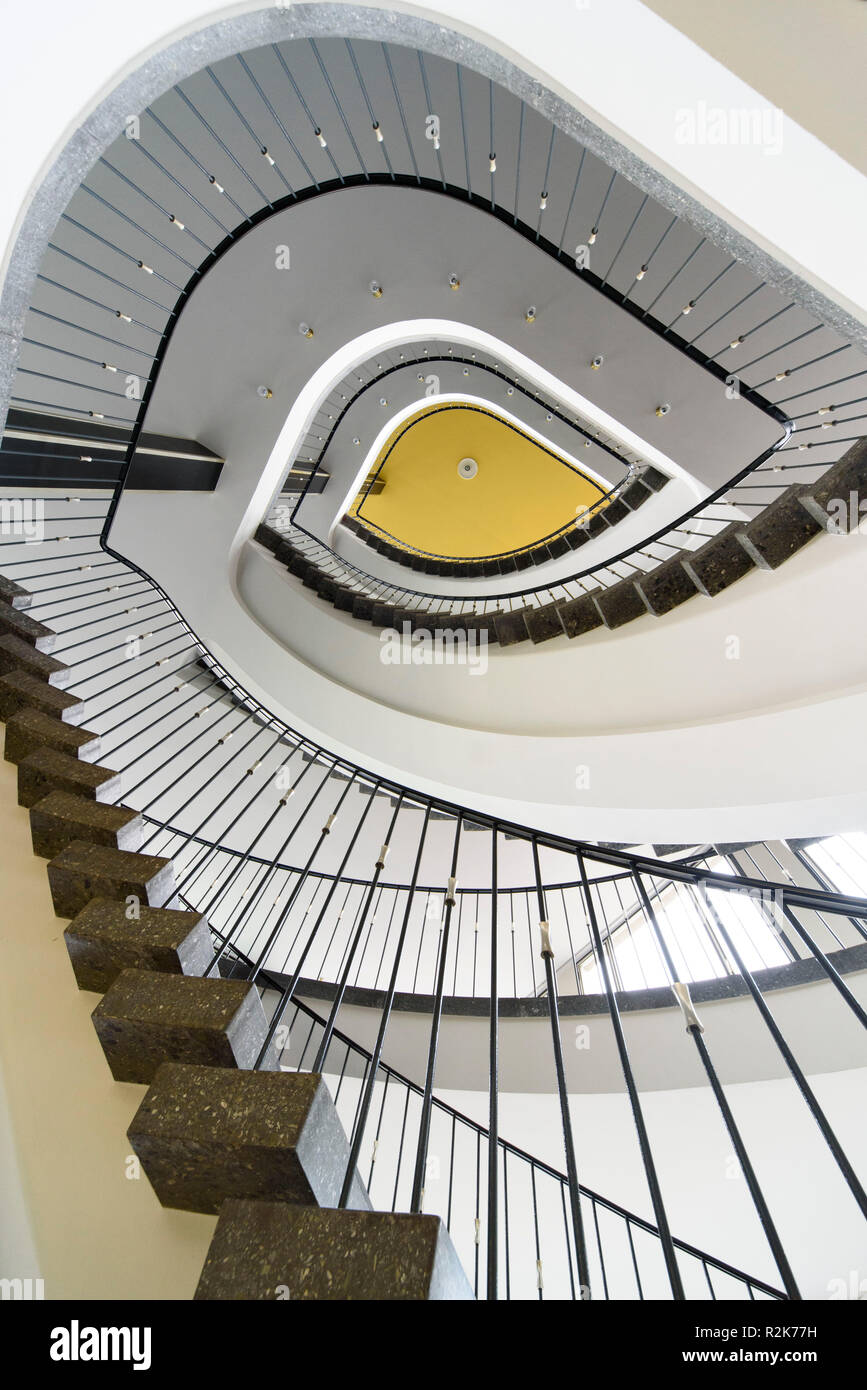 Treppe im Stil der 50er Jahre im AOK-Gebäude, Kassel, Hessen, Deutschland Stockfoto