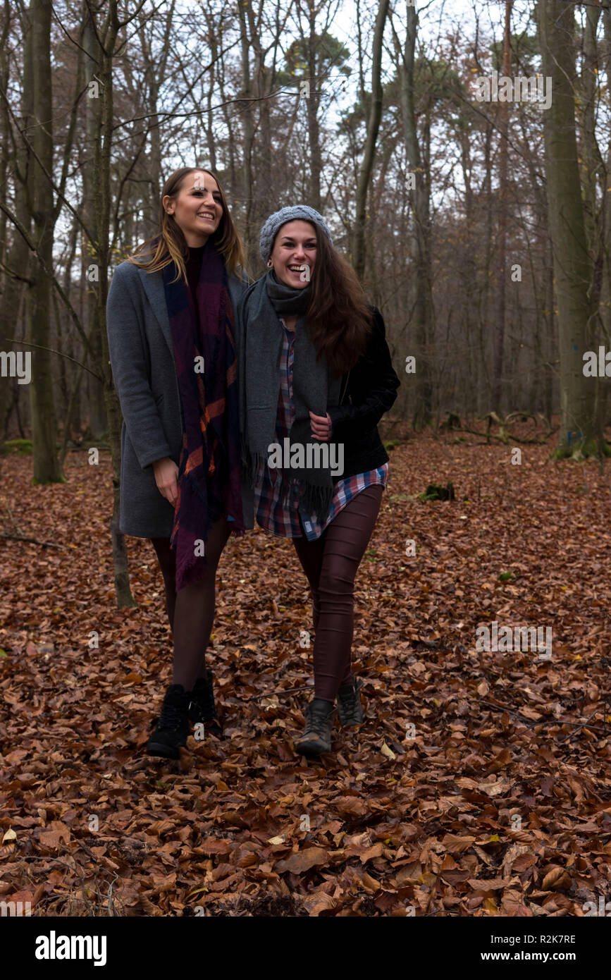 Freundinnen, glücklich, Wald, Herbst gehen, Stockfoto