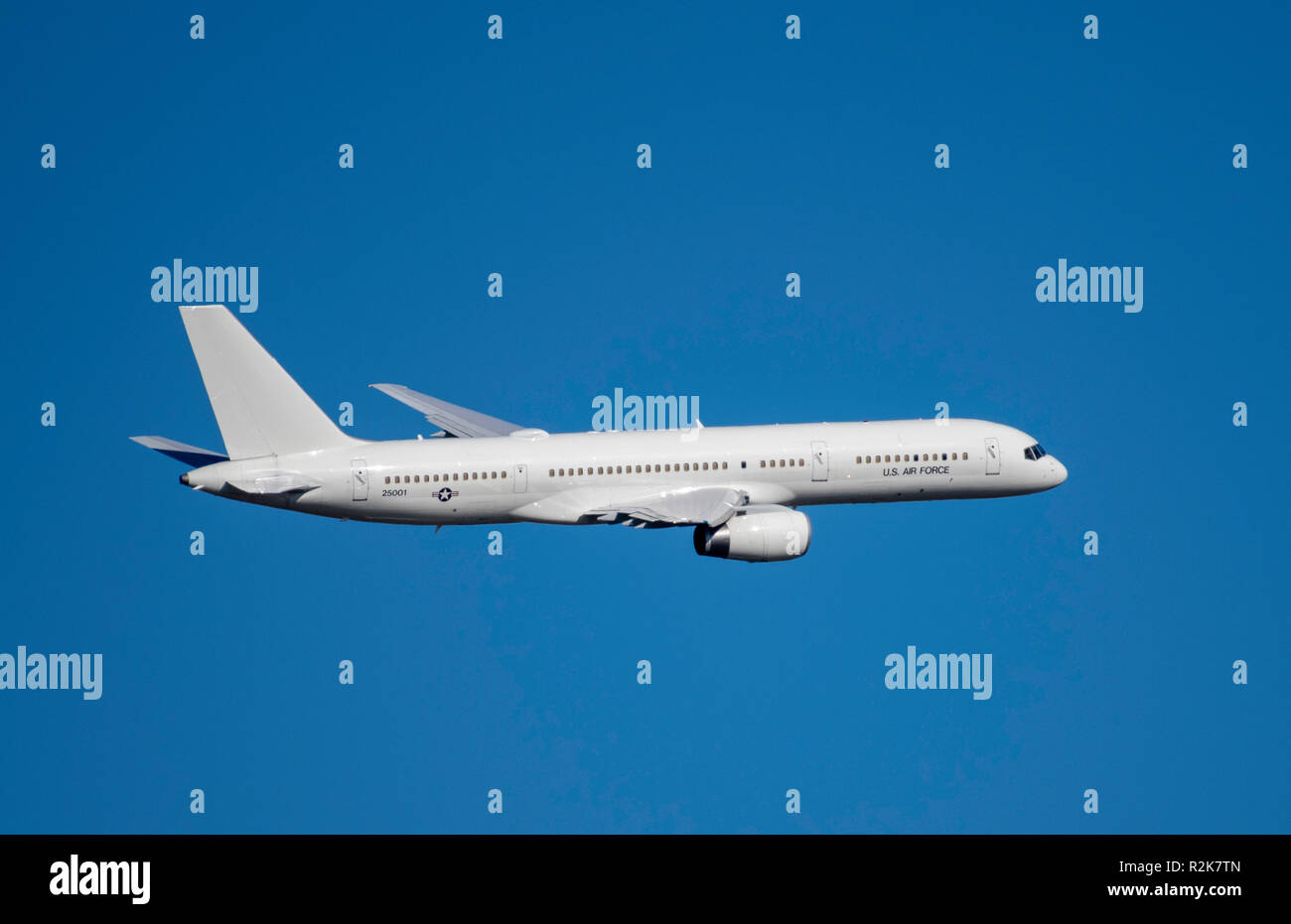 BOSSIER CITY, lA, USA, - Nov. 14, 2018: eine Boeing 757 der militärischen Nutzung umgewandelt, sondern in einer auffallenden Abwesenheit von Schwanz Anzahl designati Stockfoto