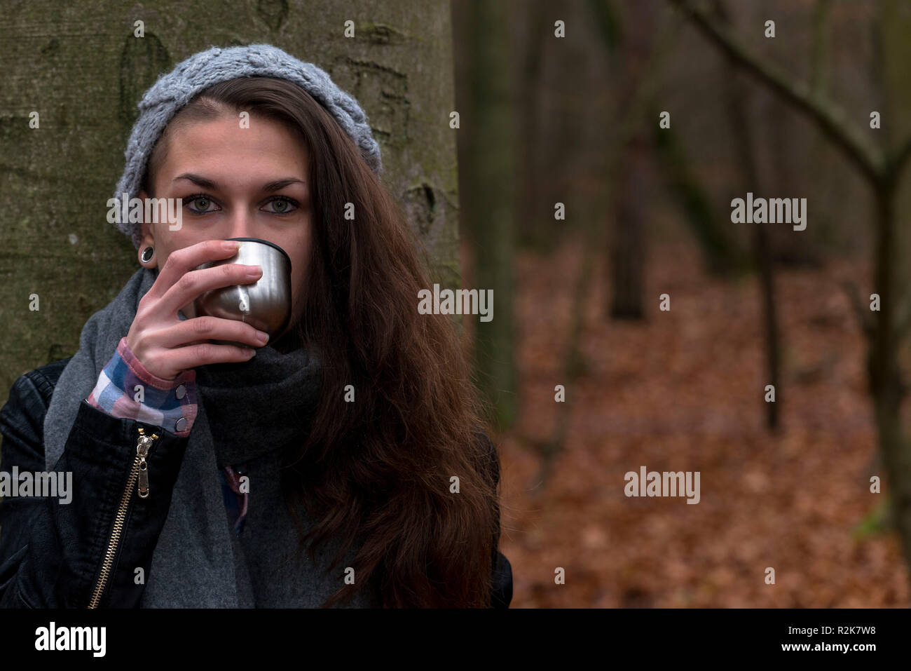 Junge Frau, Wald, Becher, Trinken, Porträt, Stockfoto