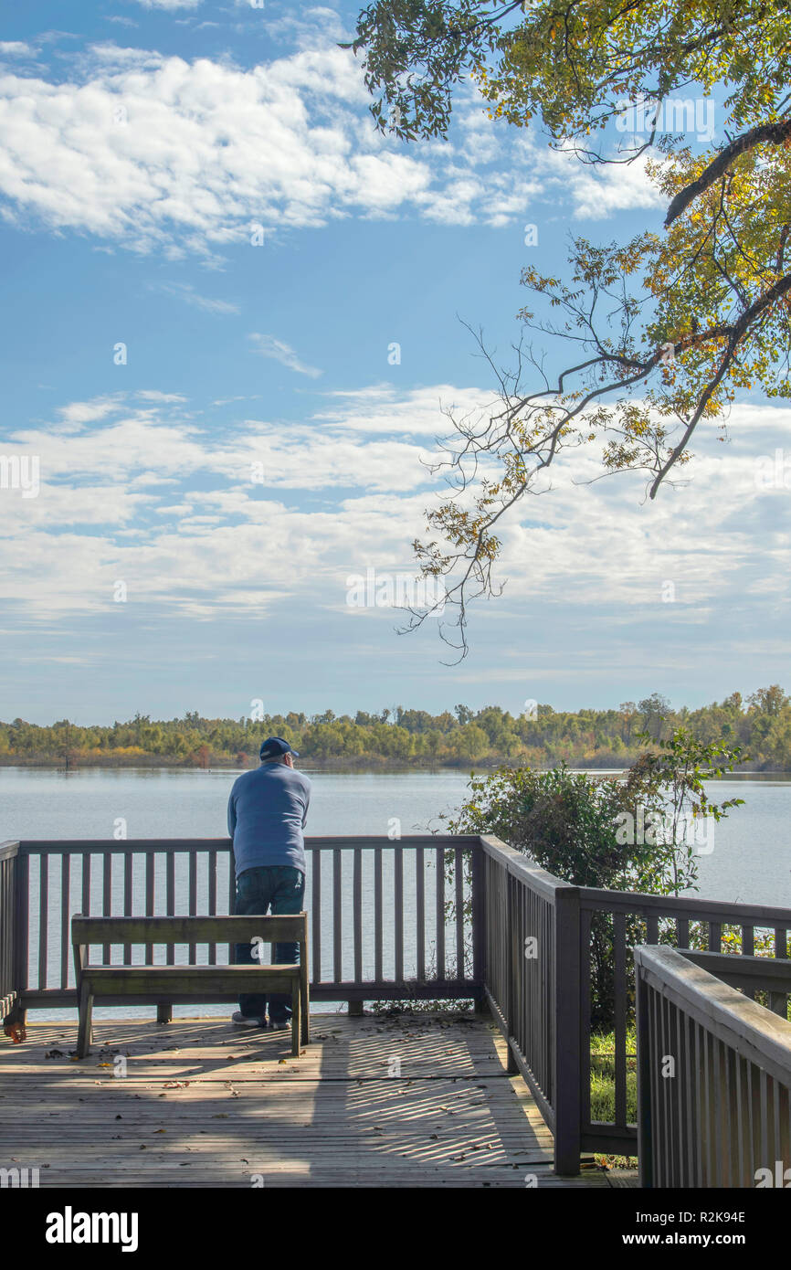 BOSSIER PARISH, LA, USA - November 10, 2018: ein Mann genießt die malerischer Blick auf den See Caroline in der Red River National Wildlife Refuge. Stockfoto BOSSIER PARISH, LA, USA - November 10, 2018: ein Mann genießt die malerischer Blick auf den See Caroline in der Red River National Wildlife Refuge. Stockfoto