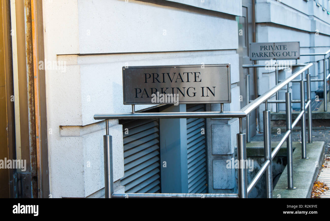 Eine glänzende, metallische Privatparkplatz Schild am Eingang eines Gebäudes. Stockfoto