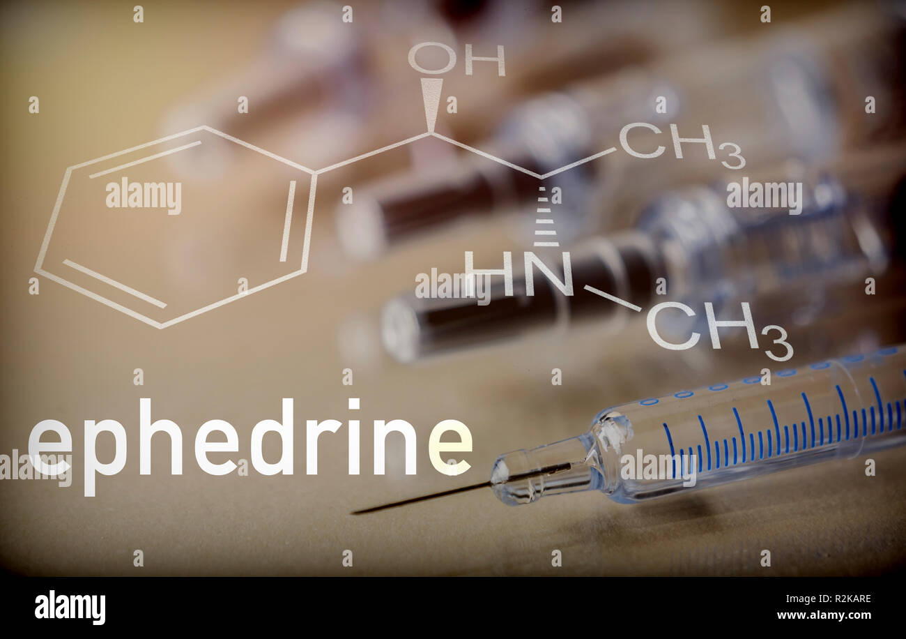 Chemische Zusammensetzung von Ephedrin neben Spritze, konzeptionelle Bild Stockfoto