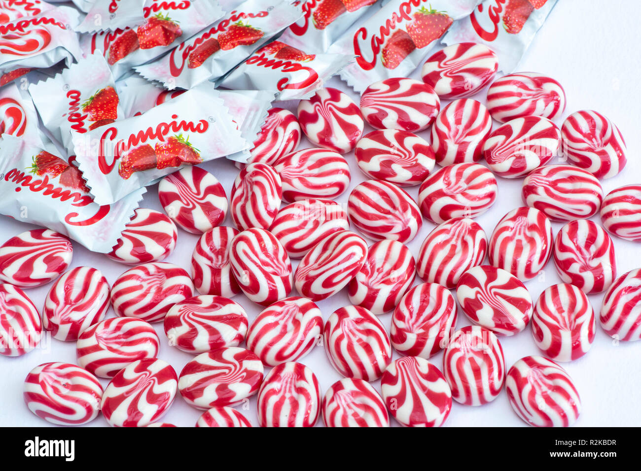Campino Süßigkeiten. Campino Joghurt & Obst Harte Süßigkeiten Erdbeere  Stockfotografie - Alamy